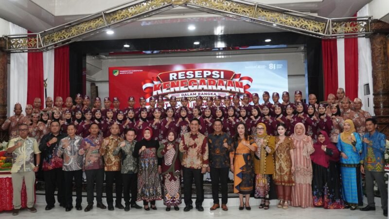 Suasana foto bersama usai Resepsi Kenegaraan HUT ke-81 RI yang digelar Pemerintah Kabupaten Barito Utara di Gedung Balai Antang, Senin malam (17/8/2026). (Foto: infomuarateweh.com)