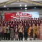 Suasana foto bersama usai Resepsi Kenegaraan HUT ke-81 RI yang digelar Pemerintah Kabupaten Barito Utara di Gedung Balai Antang, Senin malam (17/8/2026). (Foto: infomuarateweh.com)