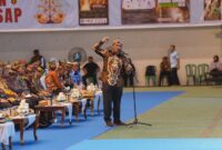Bupati Barito Utara, H. Shalahuddin, menyampaikan komitmen daerah dalam mendukung program prioritas Gubernur pada Rakor Pemerintahan Desa/Kelurahan se-Kalteng di GOR Indoor Palangka Raya, Kamis (6/8/2026). (Foto: infomuarateweh/Ho Diskominfosandi Barito Utara)