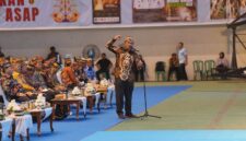 Bupati Barito Utara, H. Shalahuddin, menyampaikan komitmen daerah dalam mendukung program prioritas Gubernur pada Rakor Pemerintahan Desa/Kelurahan se-Kalteng di GOR Indoor Palangka Raya, Kamis (6/8/2026). (Foto: infomuarateweh/Ho Diskominfosandi Barito Utara)