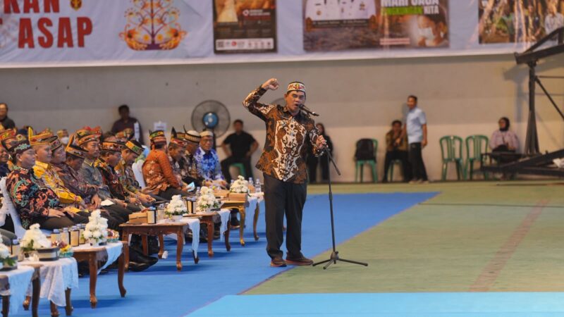 Bupati Barito Utara, H. Shalahuddin, menyampaikan komitmen daerah dalam mendukung program prioritas Gubernur pada Rakor Pemerintahan Desa/Kelurahan se-Kalteng di GOR Indoor Palangka Raya, Kamis (6/8/2026). (Foto: infomuarateweh/Ho Diskominfosandi Barito Utara)
