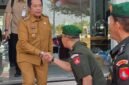 Wakil Bupati Barito Utara, Felix Soenadi Y. Tingan (kiri), menyampaikan apresiasi atas kontribusi Kodam XXII/Tambun Bungai dalam menjaga stabilitas dan pembangunan di Kalimantan, di sela HUT ke-1 Kodam di Palangka Raya, Senin (10/8/2026). (Foto: infomuarateweh/Ho Diskominfosandi Barito Utara)

