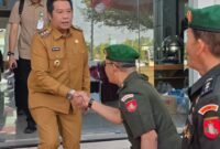 Wakil Bupati Barito Utara, Felix Soenadi Y. Tingan (kiri), menyampaikan apresiasi atas kontribusi Kodam XXII/Tambun Bungai dalam menjaga stabilitas dan pembangunan di Kalimantan, di sela HUT ke-1 Kodam di Palangka Raya, Senin (10/8/2026). (Foto: infomuarateweh/Ho Diskominfosandi Barito Utara)

