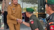 Wakil Bupati Barito Utara, Felix Soenadi Y. Tingan (kiri), menyampaikan apresiasi atas kontribusi Kodam XXII/Tambun Bungai dalam menjaga stabilitas dan pembangunan di Kalimantan, di sela HUT ke-1 Kodam di Palangka Raya, Senin (10/8/2026). (Foto: infomuarateweh/Ho Diskominfosandi Barito Utara)