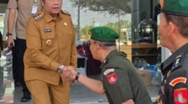 Wakil Bupati Barito Utara, Felix Soenadi Y. Tingan (kiri), menyampaikan apresiasi atas kontribusi Kodam XXII/Tambun Bungai dalam menjaga stabilitas dan pembangunan di Kalimantan, di sela HUT ke-1 Kodam di Palangka Raya, Senin (10/8/2026). (Foto: infomuarateweh/Ho Diskominfosandi Barito Utara)

