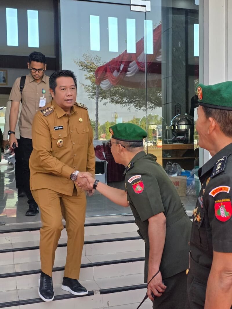 Wakil Bupati Barito Utara, Felix Soenadi Y. Tingan (kiri), menyampaikan apresiasi atas kontribusi Kodam XXII/Tambun Bungai dalam menjaga stabilitas dan pembangunan di Kalimantan, di sela HUT ke-1 Kodam di Palangka Raya, Senin (10/8/2026). (Foto: infomuarateweh/Ho Diskominfosandi Barito Utara)

