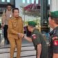 Wakil Bupati Barito Utara, Felix Soenadi Y. Tingan (kiri), menyampaikan apresiasi atas kontribusi Kodam XXII/Tambun Bungai dalam menjaga stabilitas dan pembangunan di Kalimantan, di sela HUT ke-1 Kodam di Palangka Raya, Senin (10/8/2026). (Foto: infomuarateweh/Ho Diskominfosandi Barito Utara)

