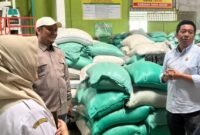 Wakil Bupati Barito Utara, Felix Sonadie Y. Tingan, mempelajari proses hilirisasi beras di PT Adi Jaya Internasional, Nganjuk, Rabu (22/4/2026).