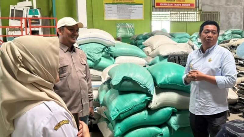Wakil Bupati Barito Utara, Felix Sonadie Y. Tingan, mempelajari proses hilirisasi beras di PT Adi Jaya Internasional, Nganjuk, Rabu (22/4/2026).