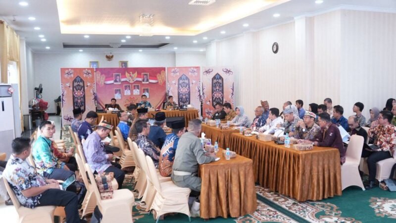 Bupati Barito Utara, H. Shalahuddin, memberikan arahan dalam Rakor Pengendalian dan Evaluasi Pembangunan, Rabu-Kamis (15-16/4/2026)
