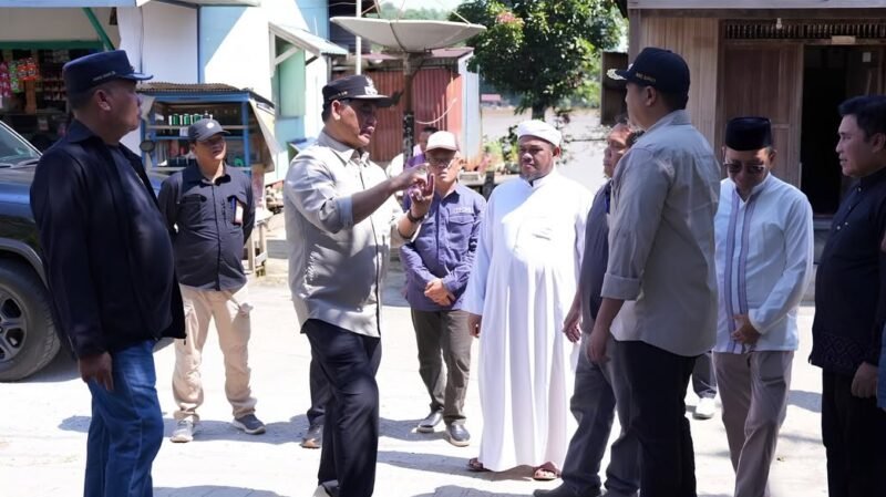 Bupati Barito Utara, H. Shalahuddin, berdialog dengan warga Kecamatan Lahei usai Safari Jumat, Jumat (24/4/2026).