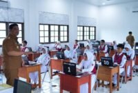 Bupati Barito Utara H. Shalahuddin ingatkan siswa utamakan kejujuran saat TKA. Ia kunjungi SDN Melayu 5 Muara Teweh pada hari pertama ujian.