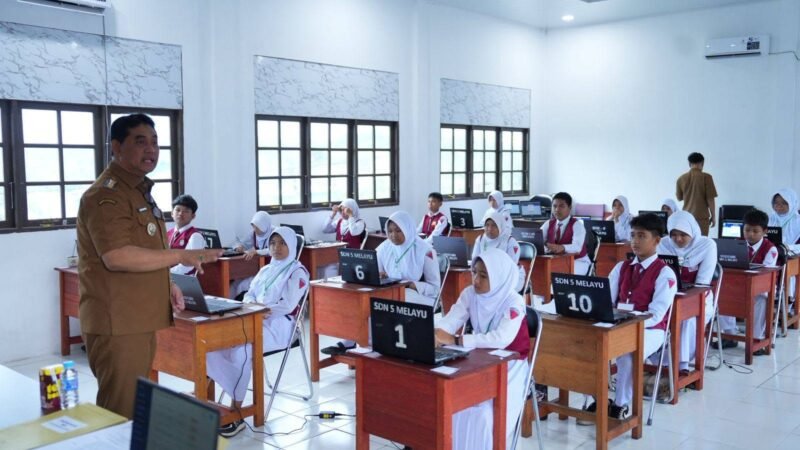 Bupati Barito Utara H. Shalahuddin ingatkan siswa utamakan kejujuran saat TKA. Ia kunjungi SDN Melayu 5 Muara Teweh pada hari pertama ujian.