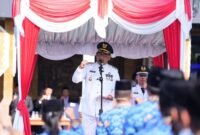 Bupati Barito Utara, H. Shalahuddin, membacakan amanat Mendagri pada apel gabungan Hari Otonomi Daerah ke-30, Senin (27/4/2026).