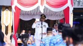 Bupati Barito Utara, H. Shalahuddin, membacakan amanat Mendagri pada apel gabungan Hari Otonomi Daerah ke-30, Senin (27/4/2026).
