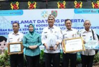 Bupati Barito Utara, H. Shalahuddin, bersama Ketua TP PKK menerima penghargaan pada Rakorda Bangga Kencana dan Percepatan Penurunan Stunting Provinsi Kalteng, Rabu (29/4/2026).