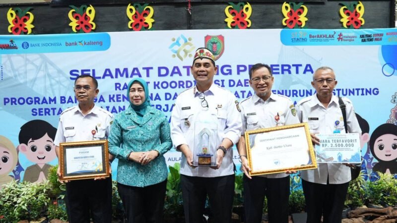 Bupati Barito Utara, H. Shalahuddin, bersama Ketua TP PKK menerima penghargaan pada Rakorda Bangga Kencana dan Percepatan Penurunan Stunting Provinsi Kalteng, Rabu (29/4/2026). 