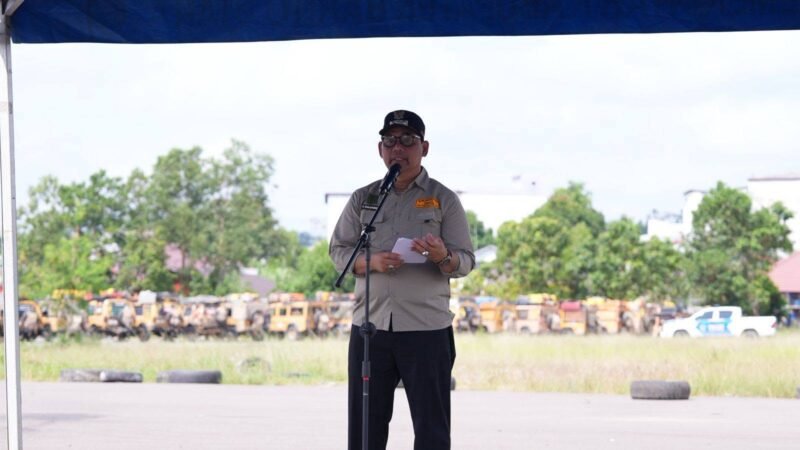Bupati Barito Utara, H. Shalahuddin, menyampaikan sambutan pada pelepasan peserta Kalimantan Tribute 2026 di Muara Teweh, Senin (27/4/2026). 