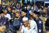 Bupati Barito Utara, H. Shalahuddin, memanjatkan doa untuk jamaah calon haji saat acara pelepasan di halaman Kantor Bupati, Jumat malam (1/5/2026).