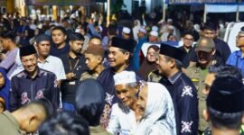 Bupati Barito Utara, H. Shalahuddin, memanjatkan doa untuk jamaah calon haji saat acara pelepasan di halaman Kantor Bupati, Jumat malam (1/5/2026).