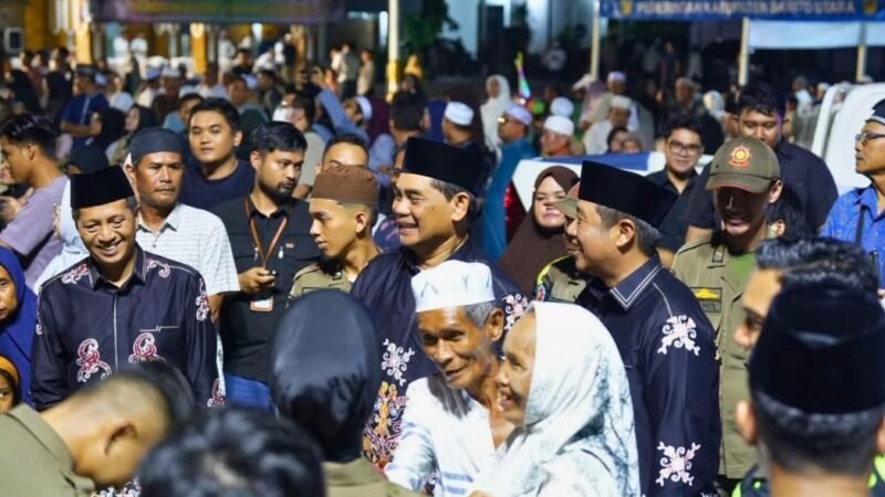Bupati Barito Utara, H. Shalahuddin, memanjatkan doa untuk jamaah calon haji saat acara pelepasan di halaman Kantor Bupati, Jumat malam (1/5/2026).
