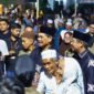 Bupati Barito Utara, H. Shalahuddin, memanjatkan doa untuk jamaah calon haji saat acara pelepasan di halaman Kantor Bupati, Jumat malam (1/5/2026).