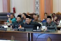 Bupati Barito Utara, H. Shalahuddin, menyampaikan paparan arah pembangunan melalui skema multi years di DPRD Barito Utara, Kamis (30/4/2026). 