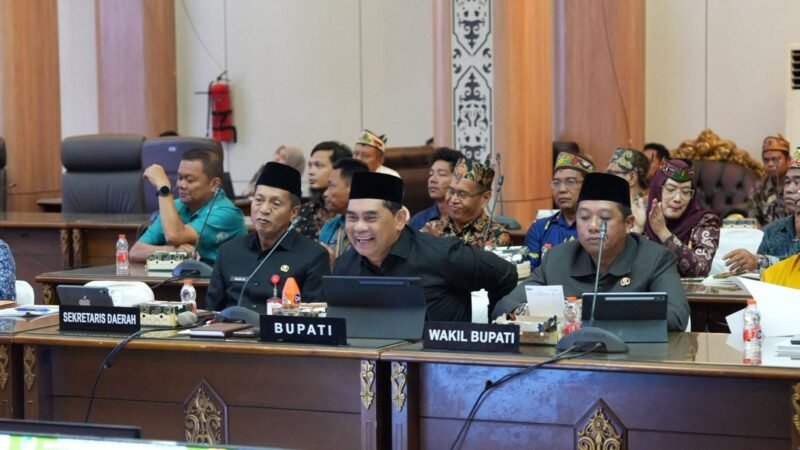 Bupati Barito Utara, H. Shalahuddin, menyampaikan paparan arah pembangunan melalui skema multi years di DPRD Barito Utara, Kamis (30/4/2026). 