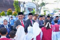 Bupati Barito Utara, H. Shalahuddin, memberikan apresiasi kepada pelajar berprestasi pada penyerahan Program SIP Pintar Juara, Sabtu (2/5/2026).