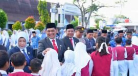 Bupati Barito Utara, H. Shalahuddin, memberikan apresiasi kepada pelajar berprestasi pada penyerahan Program SIP Pintar Juara, Sabtu (2/5/2026).