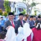 Bupati Barito Utara, H. Shalahuddin, memberikan apresiasi kepada pelajar berprestasi pada penyerahan Program SIP Pintar Juara, Sabtu (2/5/2026).