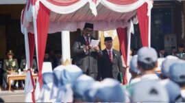 Bupati Barito Utara, H. Shalahuddin, membacakan sambutan Menteri Pendidikan Dasar dan Menengah pada upacara Hardiknas 2026, Sabtu (2/5/2026).