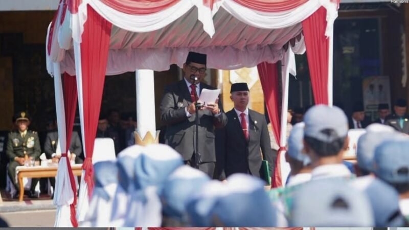 Bupati Barito Utara, H. Shalahuddin, membacakan sambutan Menteri Pendidikan Dasar dan Menengah pada upacara Hardiknas 2026, Sabtu (2/5/2026).