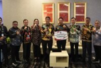 Bupati Barito Utara, H. Shalahuddin, membawa pulang penghargaan dan dana Rp3 miliar atas capaian penurunan tingkat pengangguran di Balikpapan, Selasa (5/5/2026).