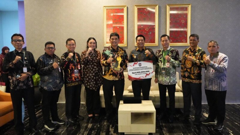 Bupati Barito Utara, H. Shalahuddin, membawa pulang penghargaan dan dana Rp3 miliar atas capaian penurunan tingkat pengangguran di Balikpapan, Selasa (5/5/2026).