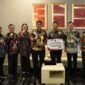 Bupati Barito Utara, H. Shalahuddin, membawa pulang penghargaan dan dana Rp3 miliar atas capaian penurunan tingkat pengangguran di Balikpapan, Selasa (5/5/2026).