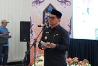 Bupati Barito Utara, H. Shalahuddin, memberikan arahan kepada direksi baru Perusda Batara Membangun seusai pelantikan, Senin (18/5/2026).