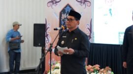 Bupati Barito Utara, H. Shalahuddin, memberikan arahan kepada direksi baru Perusda Batara Membangun seusai pelantikan, Senin (18/5/2026).