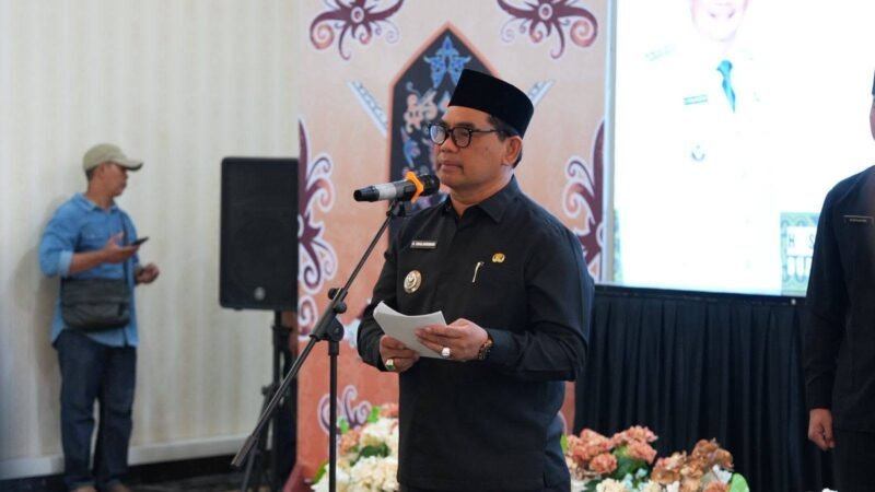 Bupati Barito Utara, H. Shalahuddin, memberikan arahan kepada direksi baru Perusda Batara Membangun seusai pelantikan, Senin (18/5/2026).