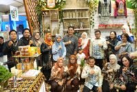 Bupati Barito Utara, H. Shalahuddin, mengajak masyarakat mencintai produk lokal saat meninjau stand UMKM di Kalteng Expo 2026, Jumat (22/5/2026).
