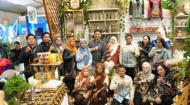 Bupati Barito Utara, H. Shalahuddin, mengajak masyarakat mencintai produk lokal saat meninjau stand UMKM di Kalteng Expo 2026, Jumat (22/5/2026).