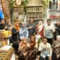 Bupati Barito Utara, H. Shalahuddin, mengajak masyarakat mencintai produk lokal saat meninjau stand UMKM di Kalteng Expo 2026, Jumat (22/5/2026).