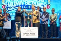 Bupati Barito Utara, H. Shalahuddin saat menerima Juara Umum FBIM 2026 usai penutupan di Stadion Tuah Pahoe, Palangka Raya, Sabtu malam (23/5/2026).