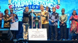 Bupati Barito Utara, H. Shalahuddin saat menerima Juara Umum FBIM 2026 usai penutupan di Stadion Tuah Pahoe, Palangka Raya, Sabtu malam (23/5/2026).