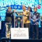 Bupati Barito Utara, H. Shalahuddin saat menerima Juara Umum FBIM 2026 usai penutupan di Stadion Tuah Pahoe, Palangka Raya, Sabtu malam (23/5/2026).