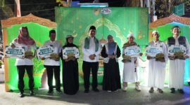 Bupati Barito Utara, H. Shalahuddin, memberikan apresiasi kepada peserta Pawai Tanglong Barito Utara Bertakbir di Muara Teweh, Selasa malam (26/5/2026). 