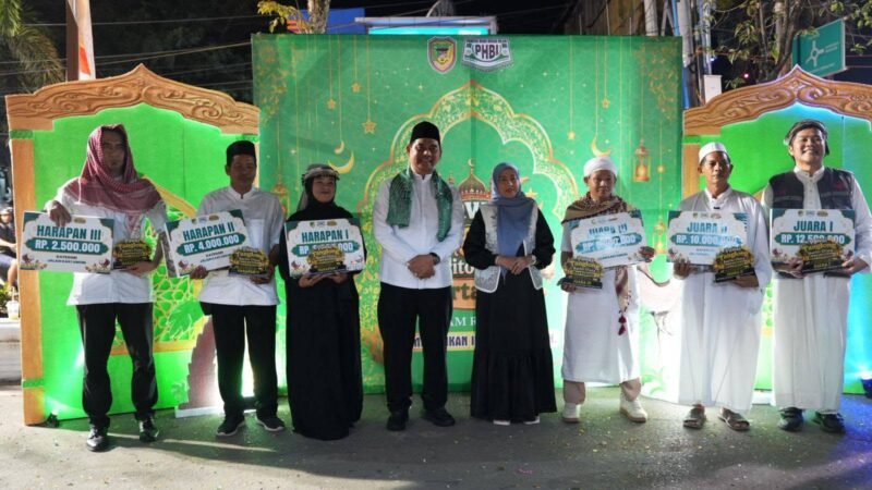 Bupati Barito Utara, H. Shalahuddin, memberikan apresiasi kepada peserta Pawai Tanglong Barito Utara Bertakbir di Muara Teweh, Selasa malam (26/5/2026). 