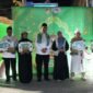 Bupati Barito Utara, H. Shalahuddin, memberikan apresiasi kepada peserta Pawai Tanglong Barito Utara Bertakbir di Muara Teweh, Selasa malam (26/5/2026). 