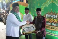 Bupati Barito Utara, H. Shalahuddin, bersama Wakil Bupati dan FKPD menyalurkan sapi kurban pada pawai Tanglong Barito Utara Bertakbir, Selasa malam (26/5/2026).