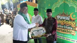 Bupati Barito Utara, H. Shalahuddin, bersama Wakil Bupati dan FKPD menyalurkan sapi kurban pada pawai Tanglong Barito Utara Bertakbir, Selasa malam (26/5/2026).
